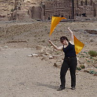 Flagplaying in Petra, Jordania